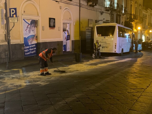 Giarre, autobus perde olio in corso Italia rendendolo off limits