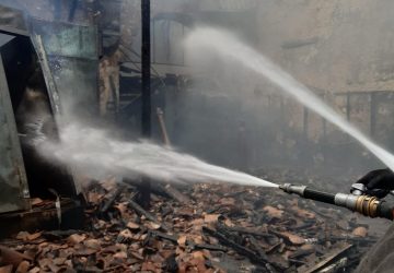 Catania, a fuoco autocarrozzeria in disuso