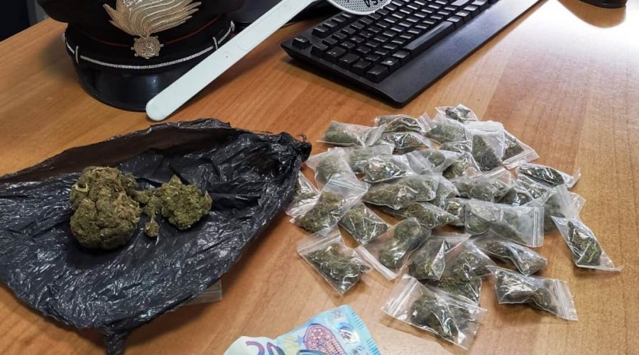 Preso spacciatore in via Zara mentre si arrampica sul balcone. Sedata lite tra presunti spacciatori in via Delle Finanze: due i feriti