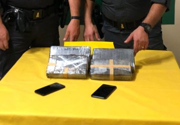Percepivano reddito di cittadinanza e per arrotondare trasportavano cocaina per 2 milioni di euro: arrestati