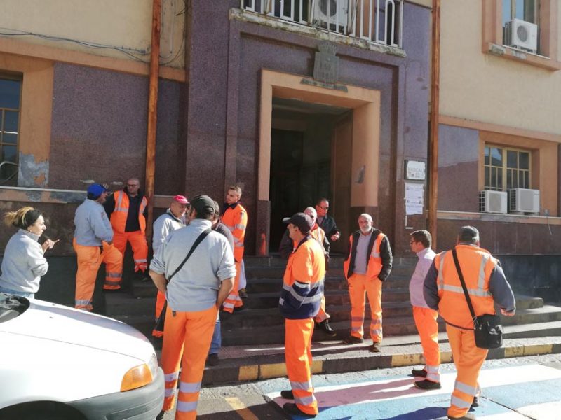 Mascali, sit-in di protesta dei lavoratori ecologici. Nel pomeriggio pagati gli stipendi