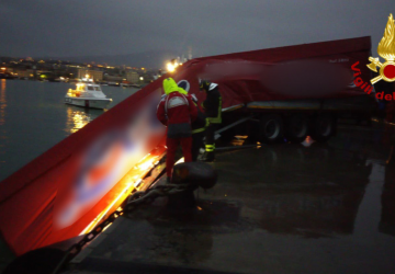 Porto di Catania, autoarticolato cade in acqua nella notte