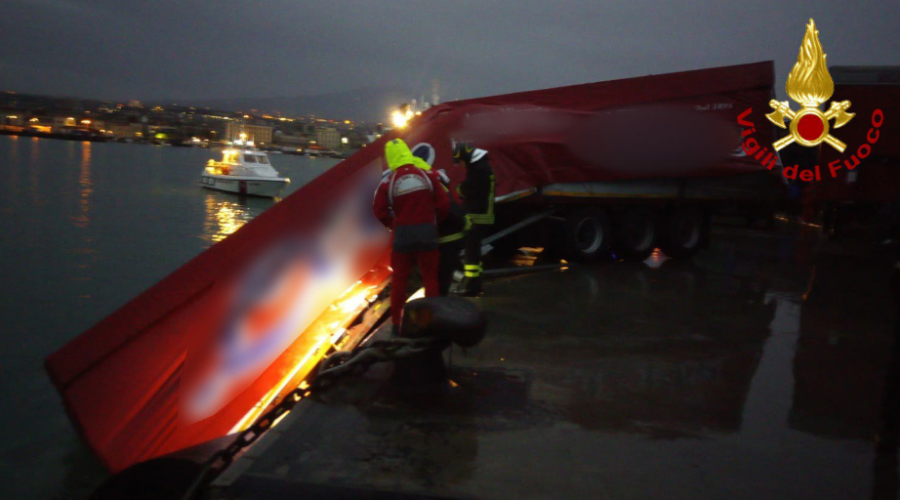 Porto di Catania, autoarticolato cade in acqua nella notte