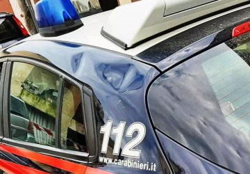 Molesta i clienti di un chiosco e prende a calci l'auto dei carabinieri: denunciata una donna