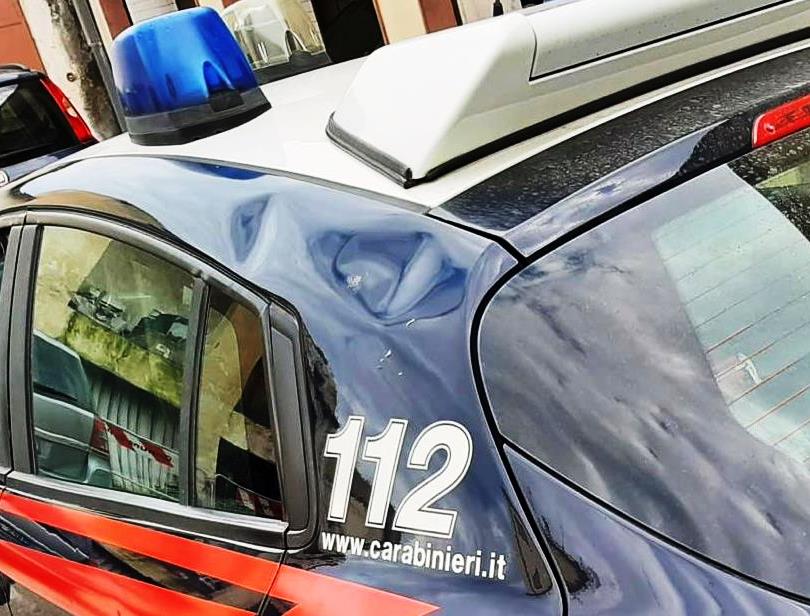 Molesta i clienti di un chiosco e prende a calci l’auto dei carabinieri: denunciata una donna