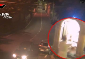 Voleva distruggere statua del Cristo a colpi di spranga: denunciato IL VIDEO
