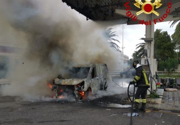 Furgone prende fuoco sulla Ss 192, intervento dei Vvf