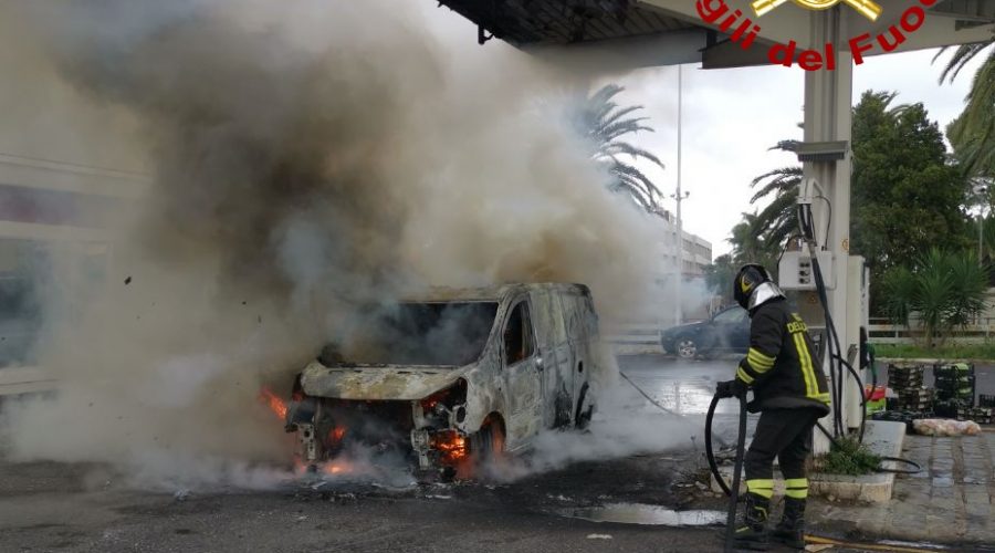 Furgone prende fuoco sulla Ss 192, intervento dei Vvf
