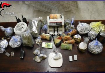 Catania, blitz antidroga in via Capo Passero: sequestrati 40.000 euro in contanti, cocaina e marijuana