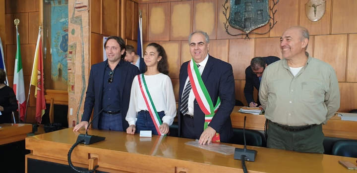 Giarre, il baby Consiglio elegge il baby sindaco