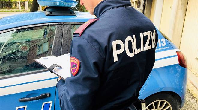 Controlli della polizia in diversi negozi sul rispetto dei divieti previsti dal Dpcm Covid