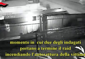 Incendia insieme a 2 complici l'auto della ex compagna VIDEO