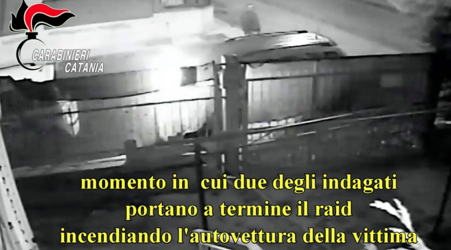 Incendia insieme a 2 complici l’auto della ex compagna VIDEO