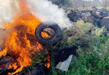 Bronte, i Cc lo sorprendono mentre incendia rifiuti pericolosi: denunciato