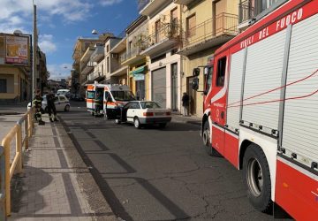 Giarre, accusa malore mentre guida e si schianta contro auto in sosta. Soccorso da 118 e Vigili del fuoco