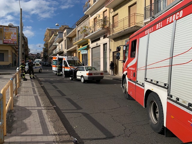 Giarre, accusa malore mentre guida e si schianta contro auto in sosta. Soccorso da 118 e Vigili del fuoco