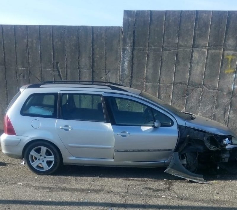 Giarre, incidente autonomo in via Borsi: si schianta contro un muro. Un ferito