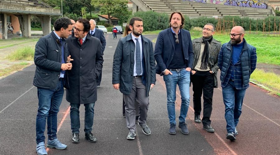 Giarre, sopralluogo nello stadio di atletica. L’assessore regionale allo Sport Messina: “Occorre con urgenza la progettualità” VIDEO INTERVISTA