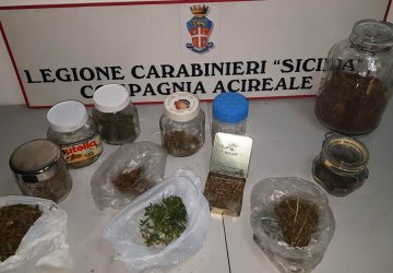 Acireale, in casa nascondeva l&rsquo;erba da spacciare: arrestato