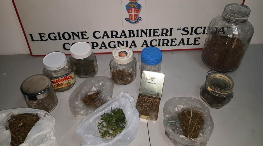 Acireale, in casa nascondeva l’erba da spacciare: arrestato