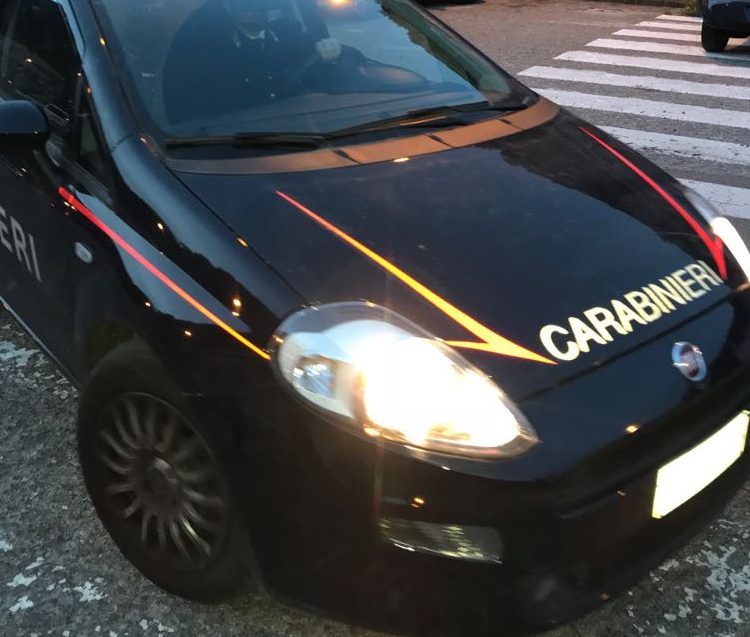 Si impicca sulle scale: salvato dai Carabinieri