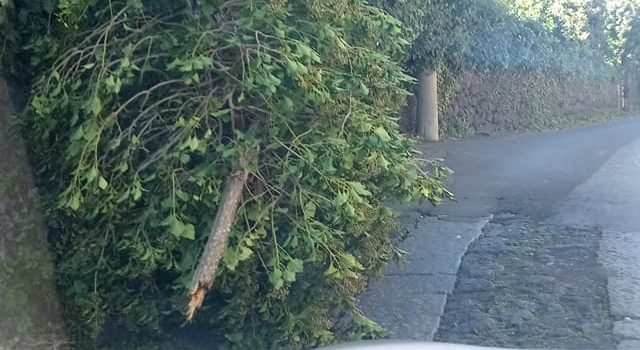 Area Jonica, danni del forte vento in diversi Comuni. Ad Acireale un commerciante è rimasto ferito FOTO VIDEO