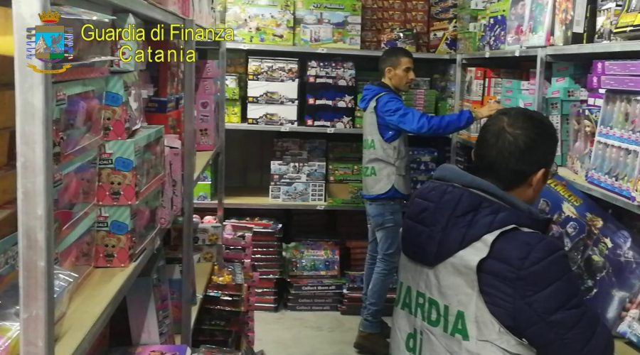 Maxi sequestro di oltre 2 milioni e mezzo di prodotti contraffatti in un capannone gestito da cinesi a Misterbianco