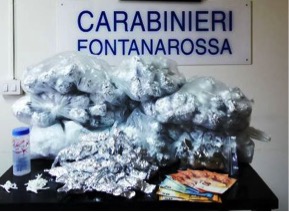 Catania, ancora un arresto nella &ldquo;Fossa dei Leoni&rdquo;. Scovati 1,5 Kg di marijuana nel vano ascensore del condominio