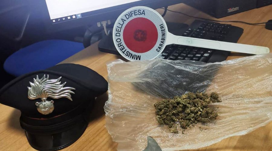 Catania, spacciatore di droga armato di un’ascia: arrestato