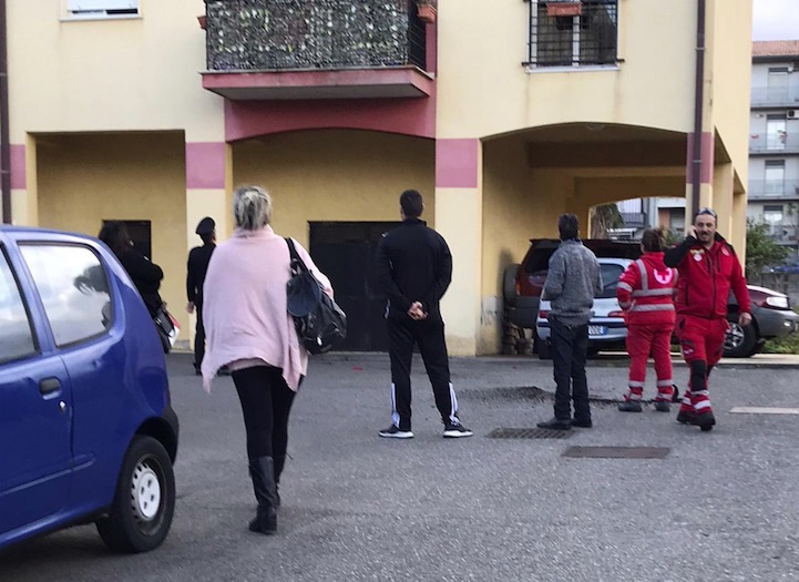 Giarre, tragedia sfiorata in via Strada Franca. Un 57enne con un coltello minaccia moglie e figlia incinta