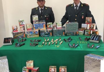 Catania, maxi sequestro di fuochi pirotecnici illegali a San Leone