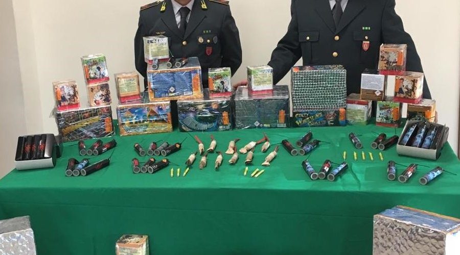 Catania, maxi sequestro di fuochi pirotecnici illegali a San Leone