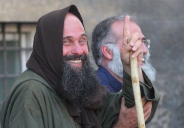 Il poeta Rosario La Greca promuove l&rsquo;iniziativa &ldquo;Doniamo un letto per un povero&rdquo; del missionario laico Biagio Conte