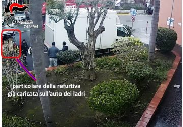 San Giovanni la Punta, inseguiti e bloccati con una carico di merce trafugata da un furgone della &ldquo;SDA&rdquo;: in manette tre catanesi