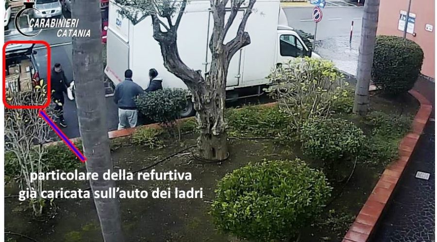 San Giovanni la Punta, inseguiti e bloccati con una carico di merce trafugata da un furgone della “SDA”: in manette tre catanesi