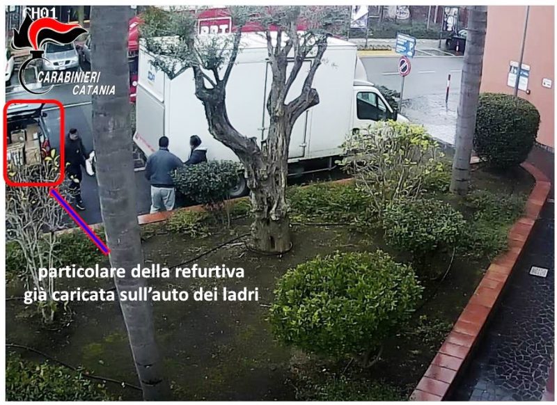 San Giovanni la Punta, inseguiti e bloccati con una carico di merce trafugata da un furgone della “SDA”: in manette tre catanesi