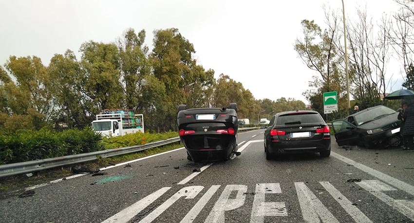 A18, drammatico incidente a pochi metri dallo svincolo di Acireale. Intervento dell’elisoccorso