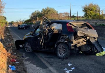 Auto si schianta contro un muro nella notte: un morto e tre feriti. La vittima &egrave; un 16enne