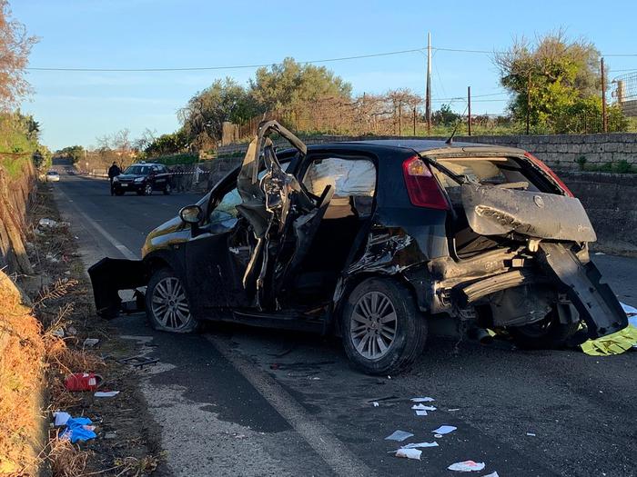 Auto si schianta contro un muro nella notte: un morto e tre feriti. La vittima è un 16enne