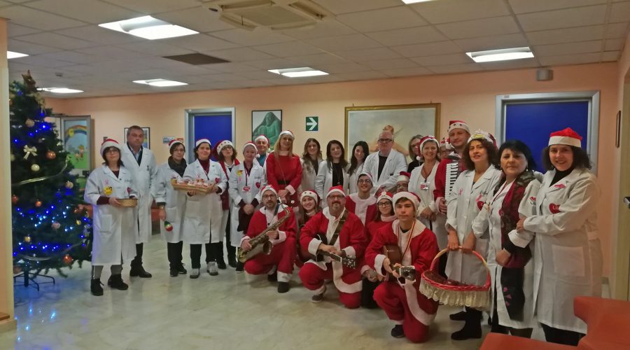 I volontari Lilt e “Lilt band”nei reparti oncologici del “Garibaldi” Nesima per i regali di Natale ai pazienti