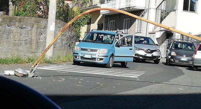 Area Jonica, danni del forte vento in diversi Comuni. Ad Acireale un commerciante è rimasto ferito FOTO VIDEO