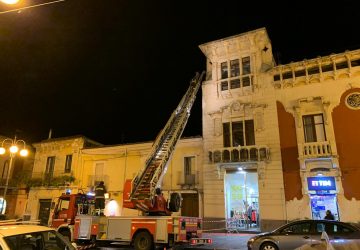 Area Jonica, danni del forte vento in diversi Comuni. Ad Acireale un commerciante &egrave; rimasto ferito FOTO VIDEO