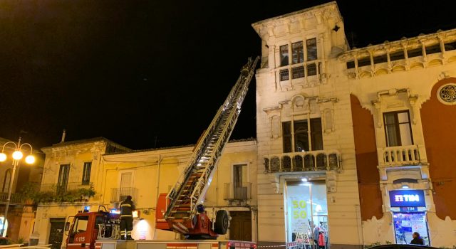 Area Jonica, danni del forte vento in diversi Comuni. Ad Acireale un commerciante è rimasto ferito FOTO VIDEO