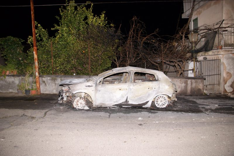 A fuoco l’auto del sindaco di Castiglione, Camarda: si tratterebbe di un attentato