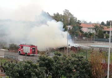 Mascali, a fuoco cumuli di sterpaglie. Intervento dei vigili del fuoco