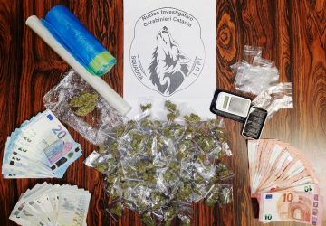 Catania, ai domiciliari arrotondava con l&rsquo;erba. Arrestato, non si presenta in udienza ed &egrave; tuttora ricercato