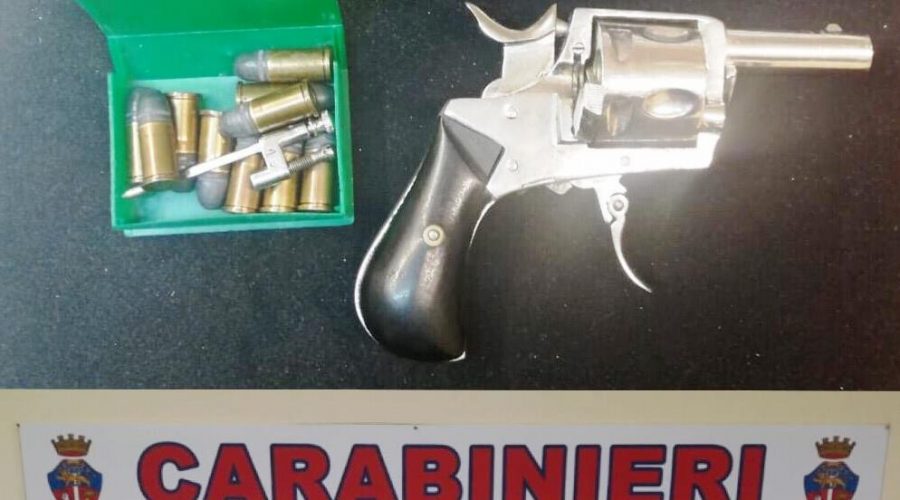 Giarre, 72enne a spasso con revolver a tamburo con cinque cartucce inserite. Arrestato