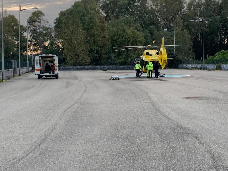 41enne giarrese si accascia a terra in via Spiaggia a Fondachello. Intervento dell’elisoccorso VIDEO