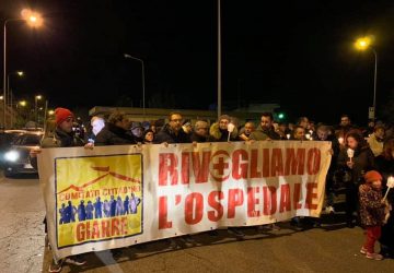 Un serpentone di luci per Luigi Magaraci. In tanti al corteo per rivendicare il diritto alla salute VIDEO