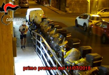 Giarre, rubava carte di credito e bancomat ad anziani e prelevava il denaro: arrestato VIDEO